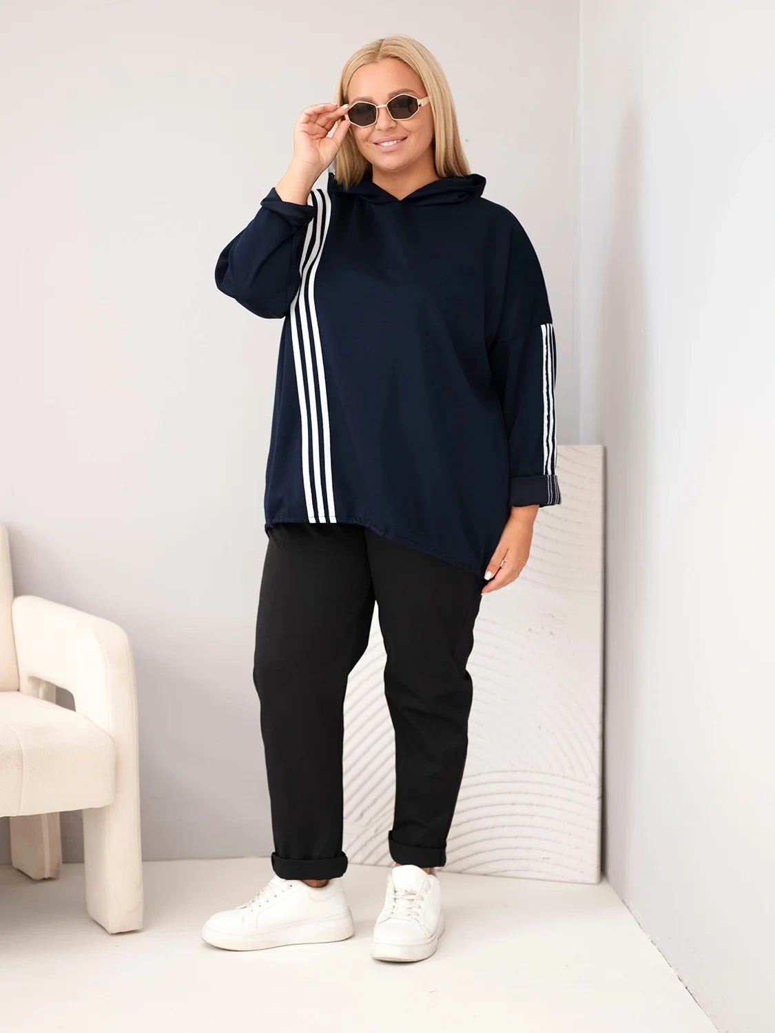Bluza damska Plus Size z kapturem i ozdobnymi paskami -uniwersalna  
