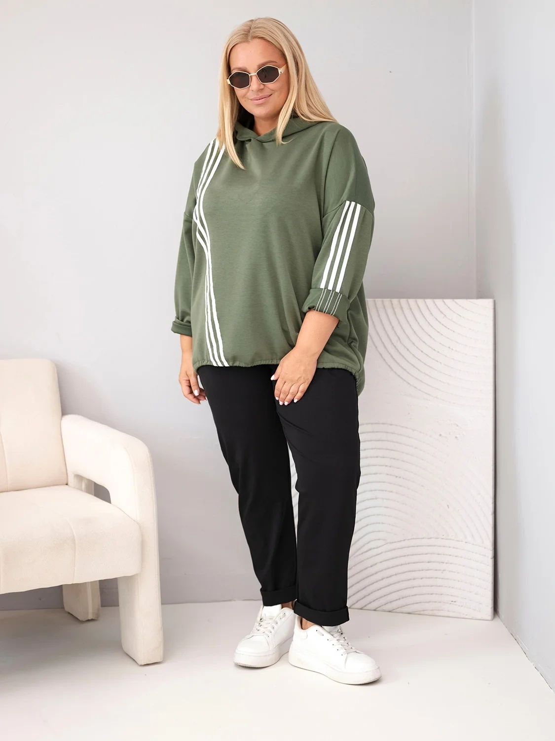 Bluza damska Plus Size z kapturem i ozdobnymi paskami -uniwersalna    
