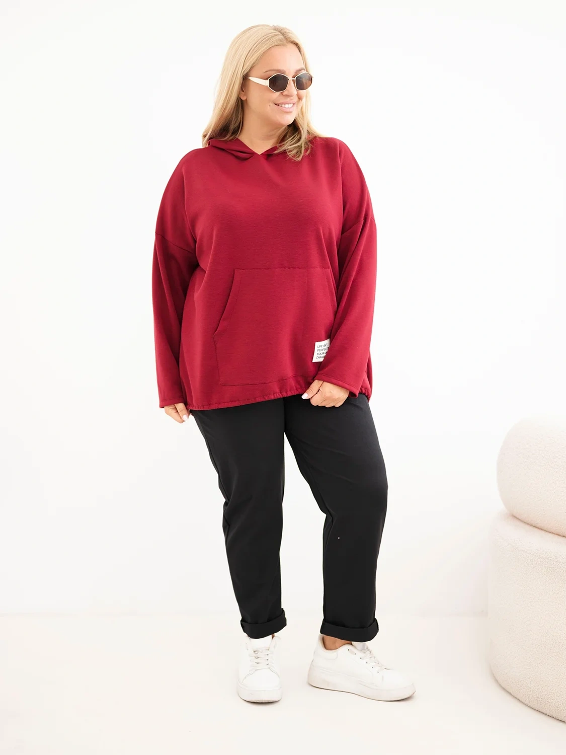 Bluza damska Plus Size oversize z kapturem i kieszenią kangurką (r.50-56)      