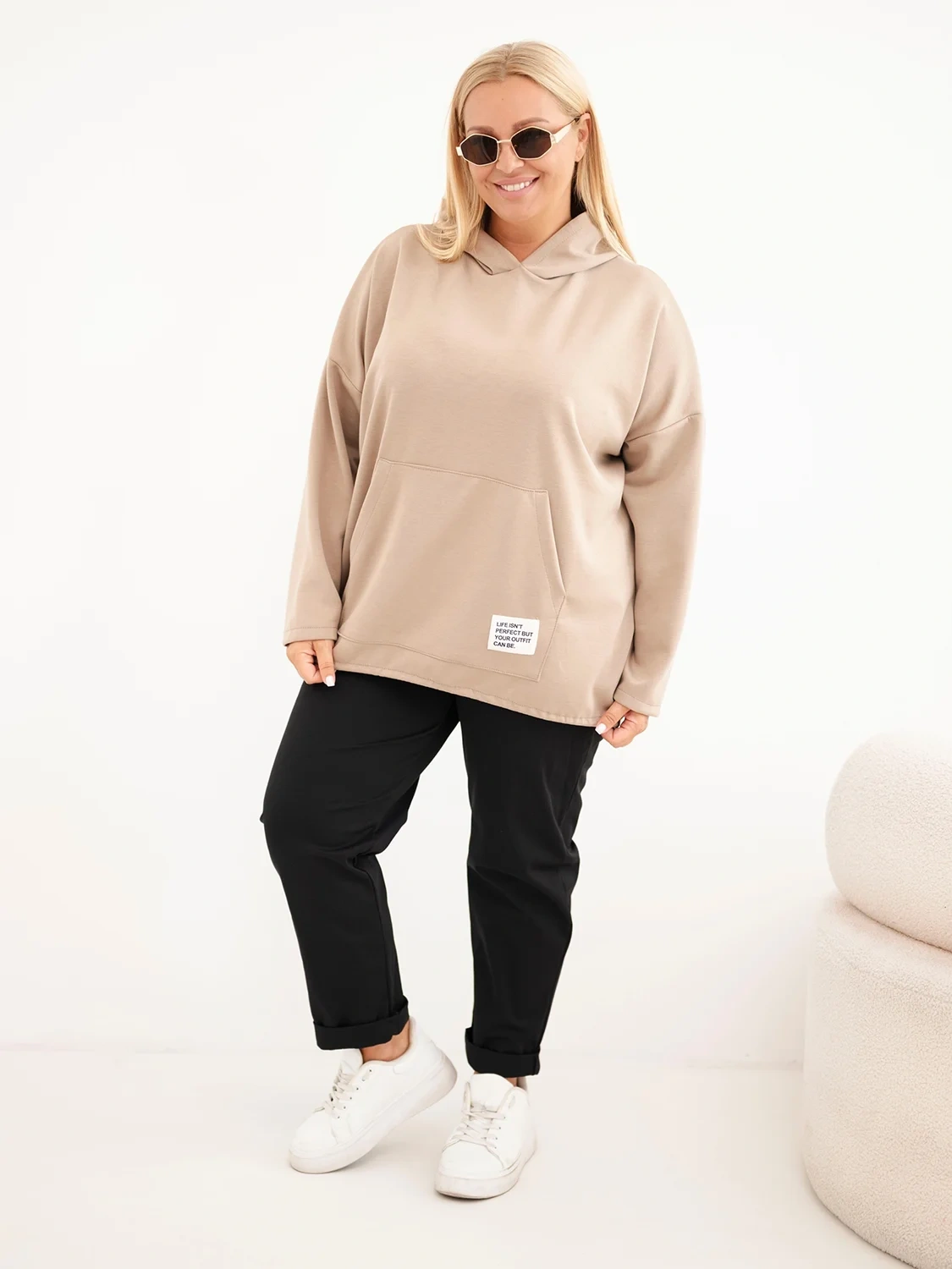 Bluza damska Plus Size oversize z kapturem i kieszenią kangurką (r.50-56)      