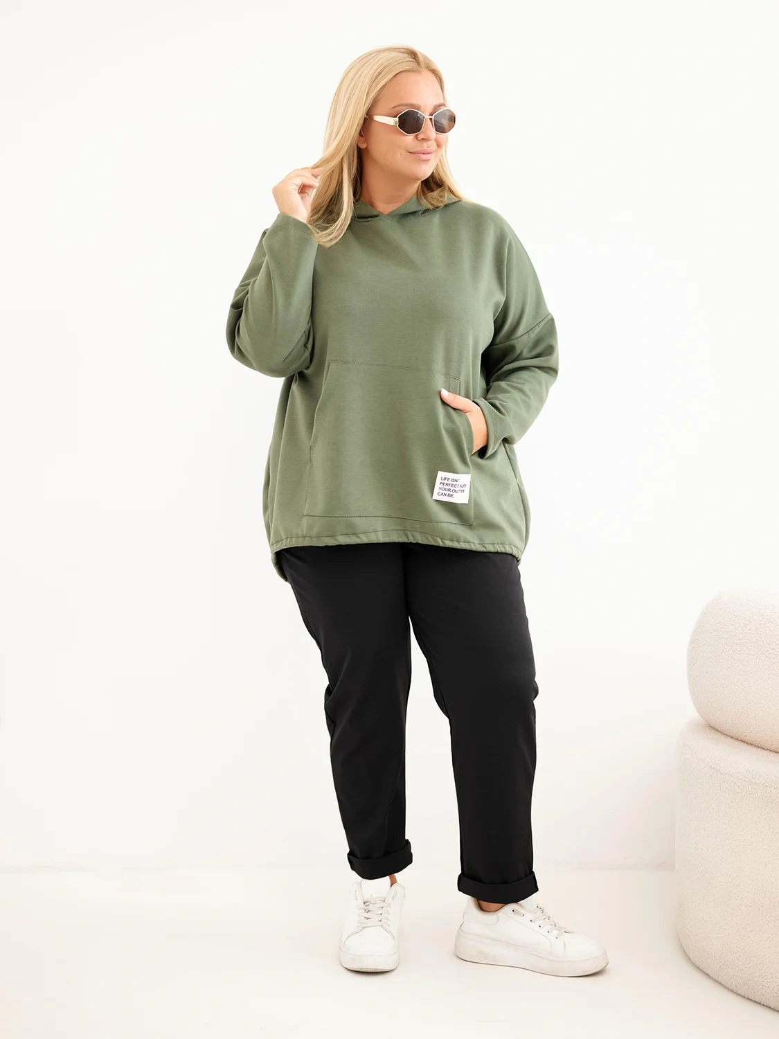 Bluza damska Plus Size oversize z kapturem i kieszenią kangurką (r.50-56)      