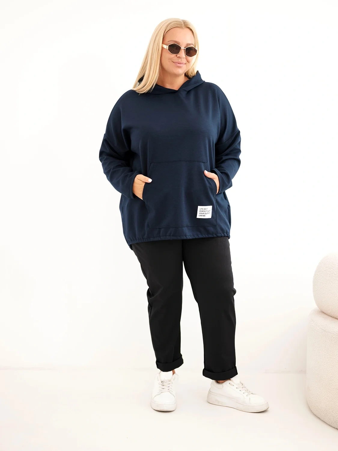 Bluza damska Plus Size oversize z kapturem i kieszenią kangurką (r.50-56)         