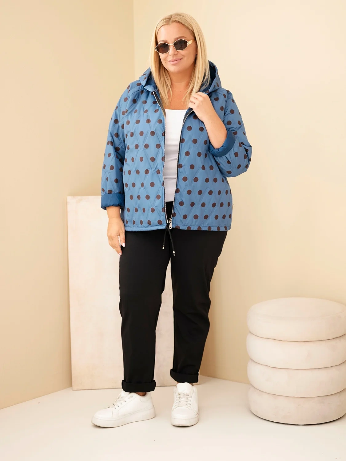 Kurtka damska Plus Size w grochy z kapturem (r.46/50)   