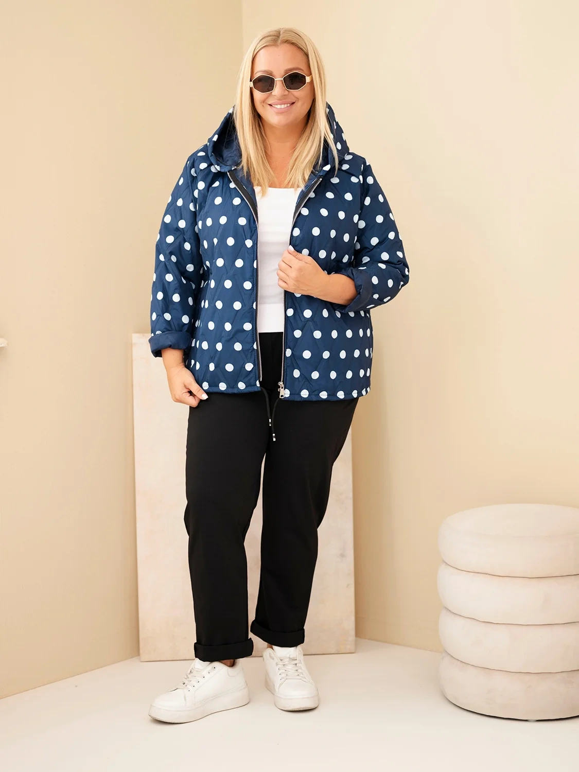 Kurtka damska Plus Size w grochy z kapturem (r.46/50) 