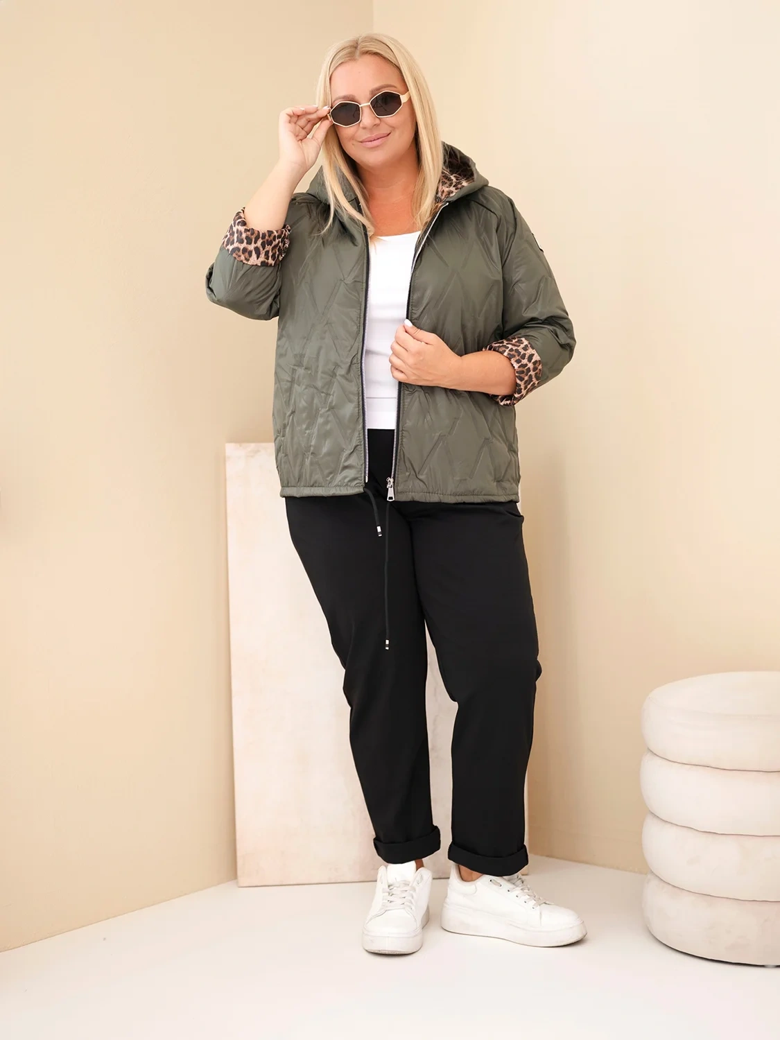 Kurtka damska Plus Size z kapturem i ozdobnym wykończeniem (r.46/50) 