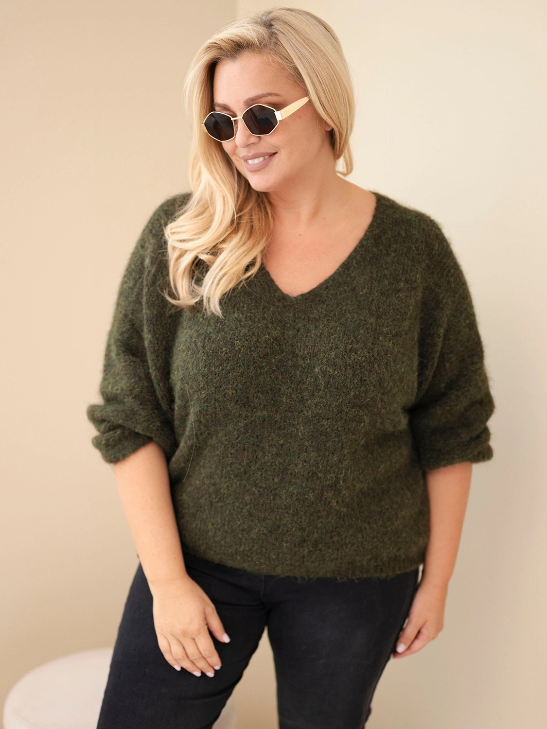 Sweter damski Plus Size z dekoltem V i wełną (r.46-50) 
