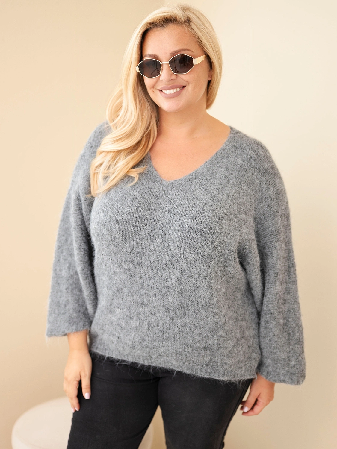 Sweter damski Plus Size z dekoltem V i wełną (r.46-50)  