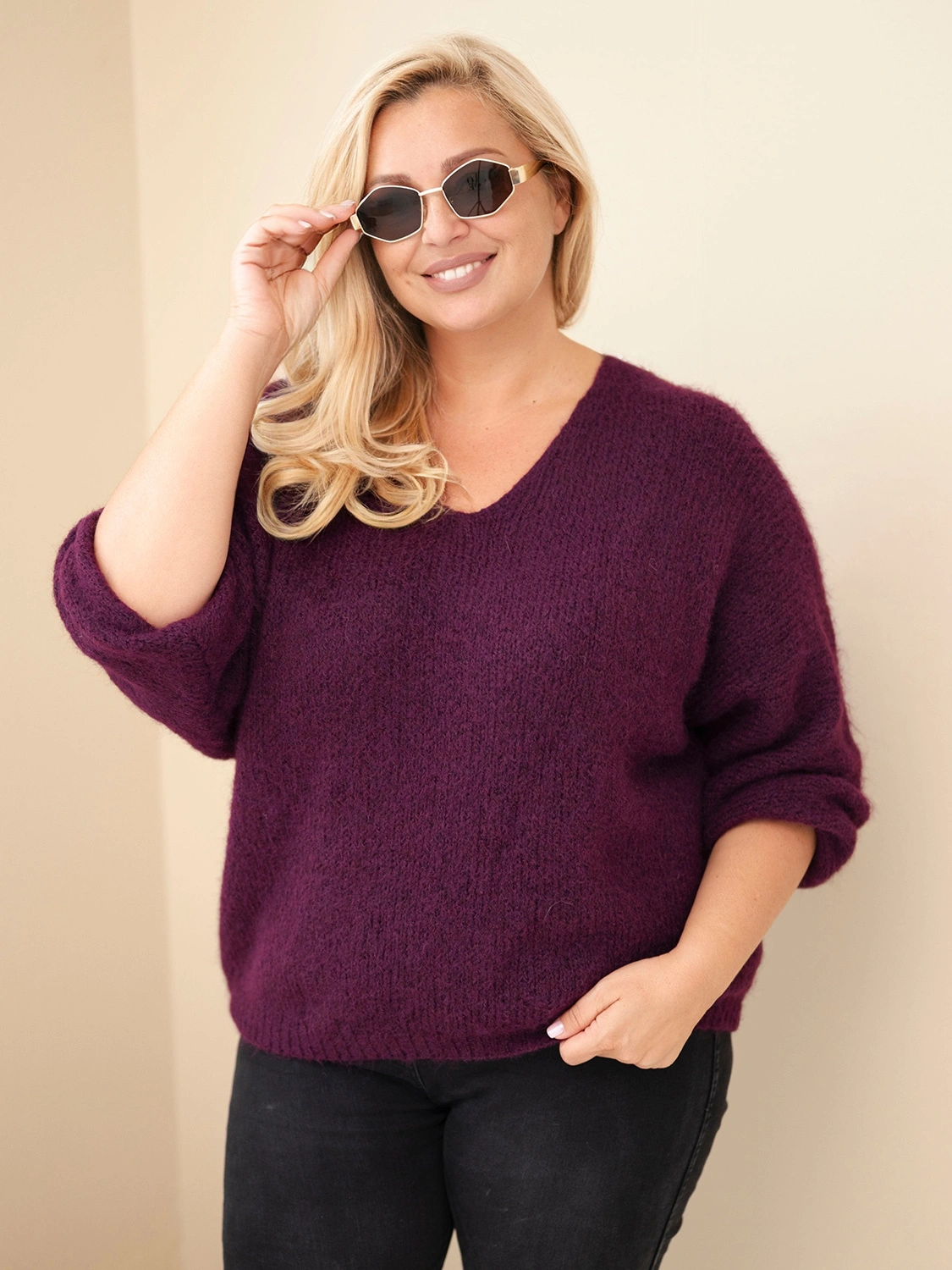 Sweter damski Plus Size z dekoltem V i wełną (r.46-50) 