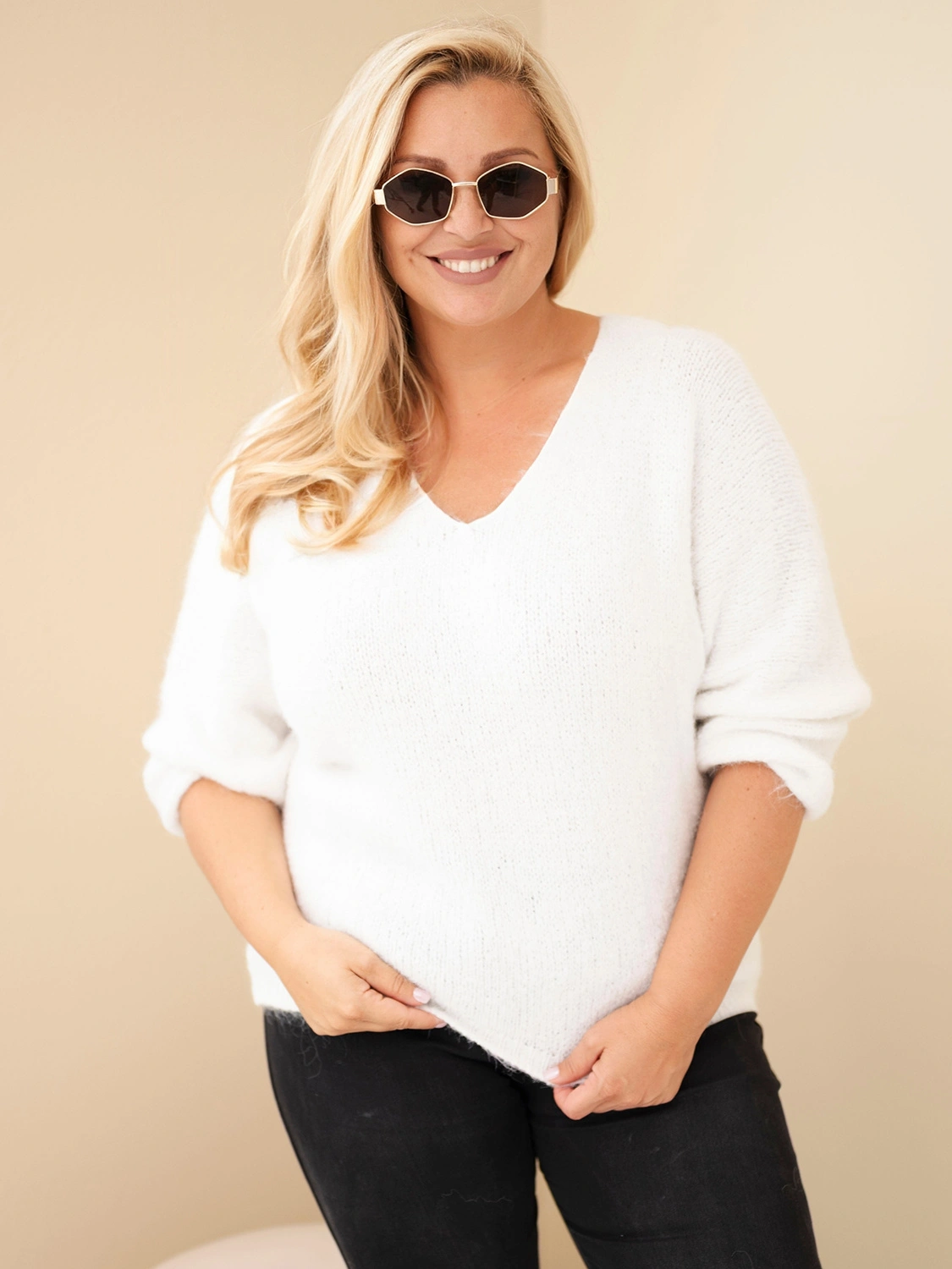 Sweter damski Plus Size z dekoltem V i wełną (r.46-50) 