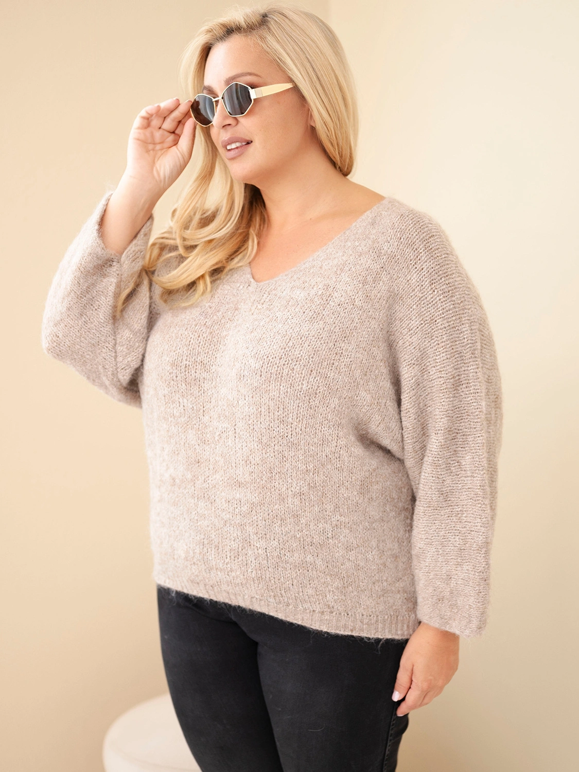 Sweter damski Plus Size z dekoltem V i wełną (r.46-50)  