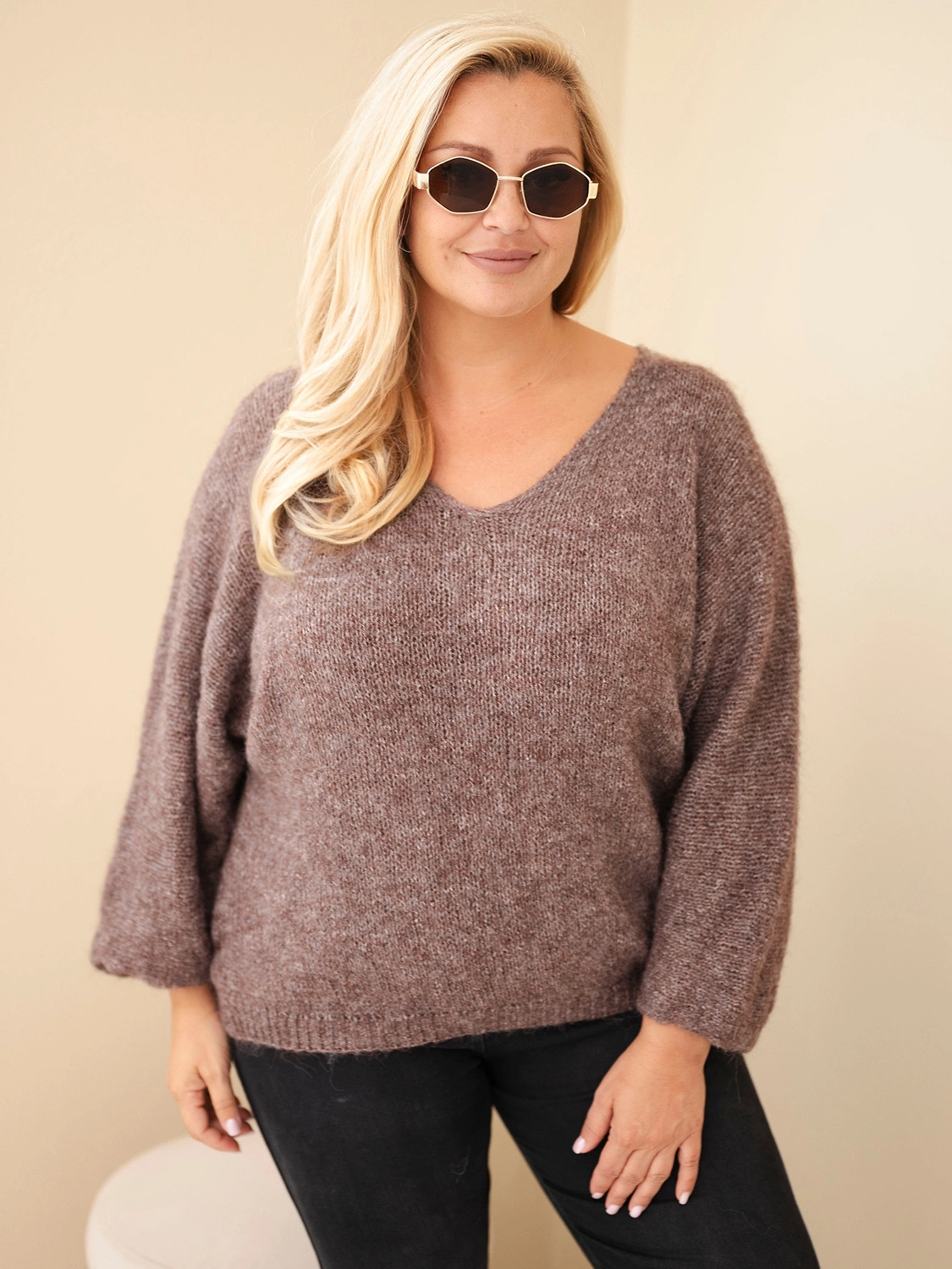 Sweter damski Plus Size z dekoltem V i wełną (r.46-50)  