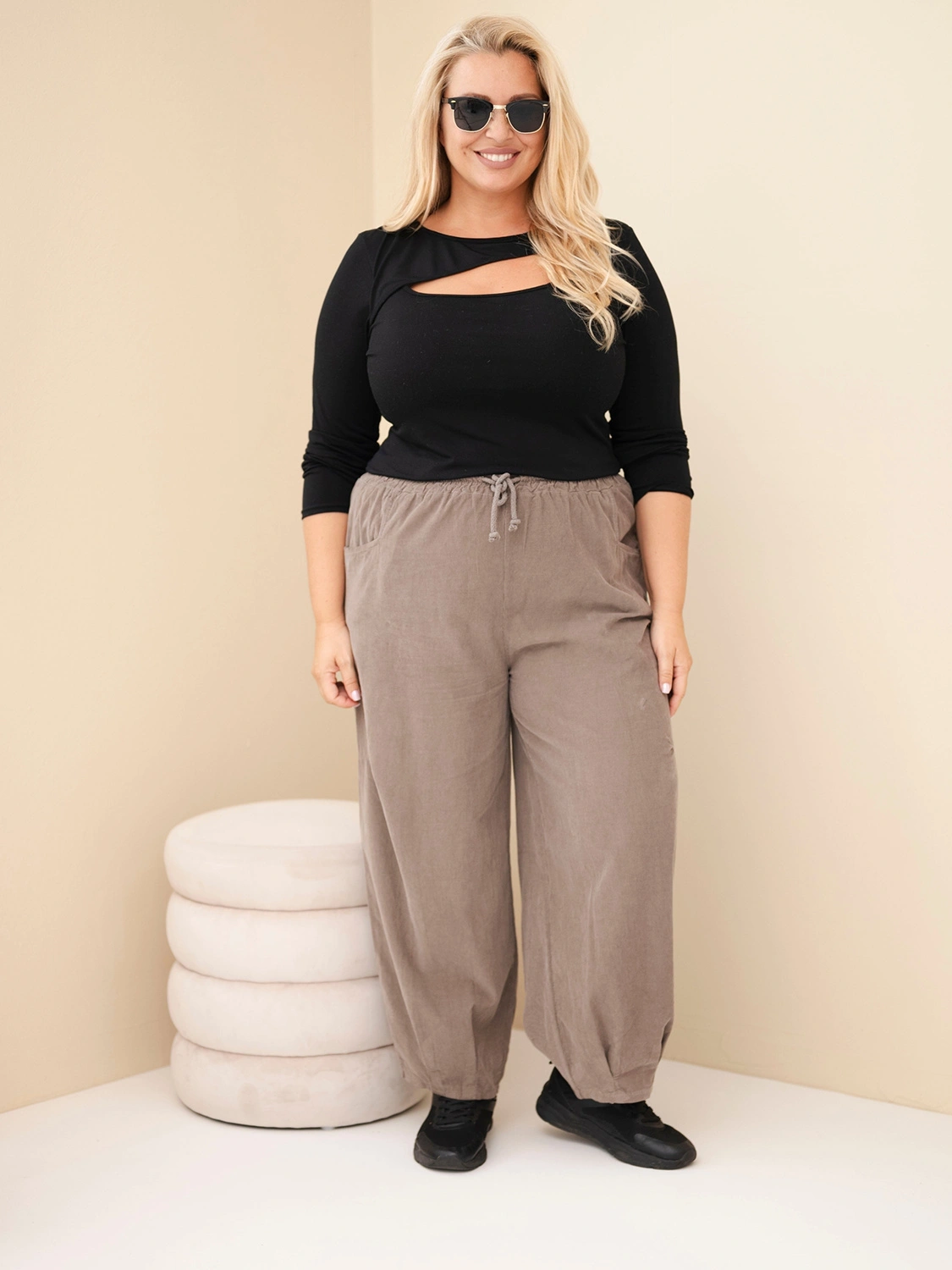 Spodnie damskie Plus Size bawełniane z gumką i kieszeniami (r.46-50)