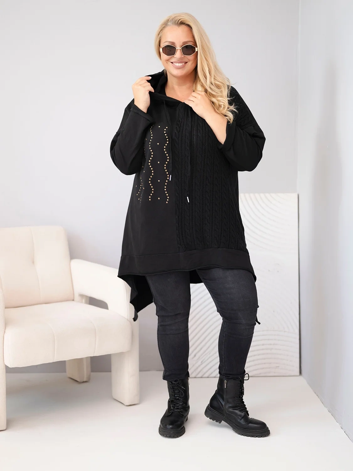 Bluza damska Plus Size bawełniana z kapturem i plecioną (r.46-50)         