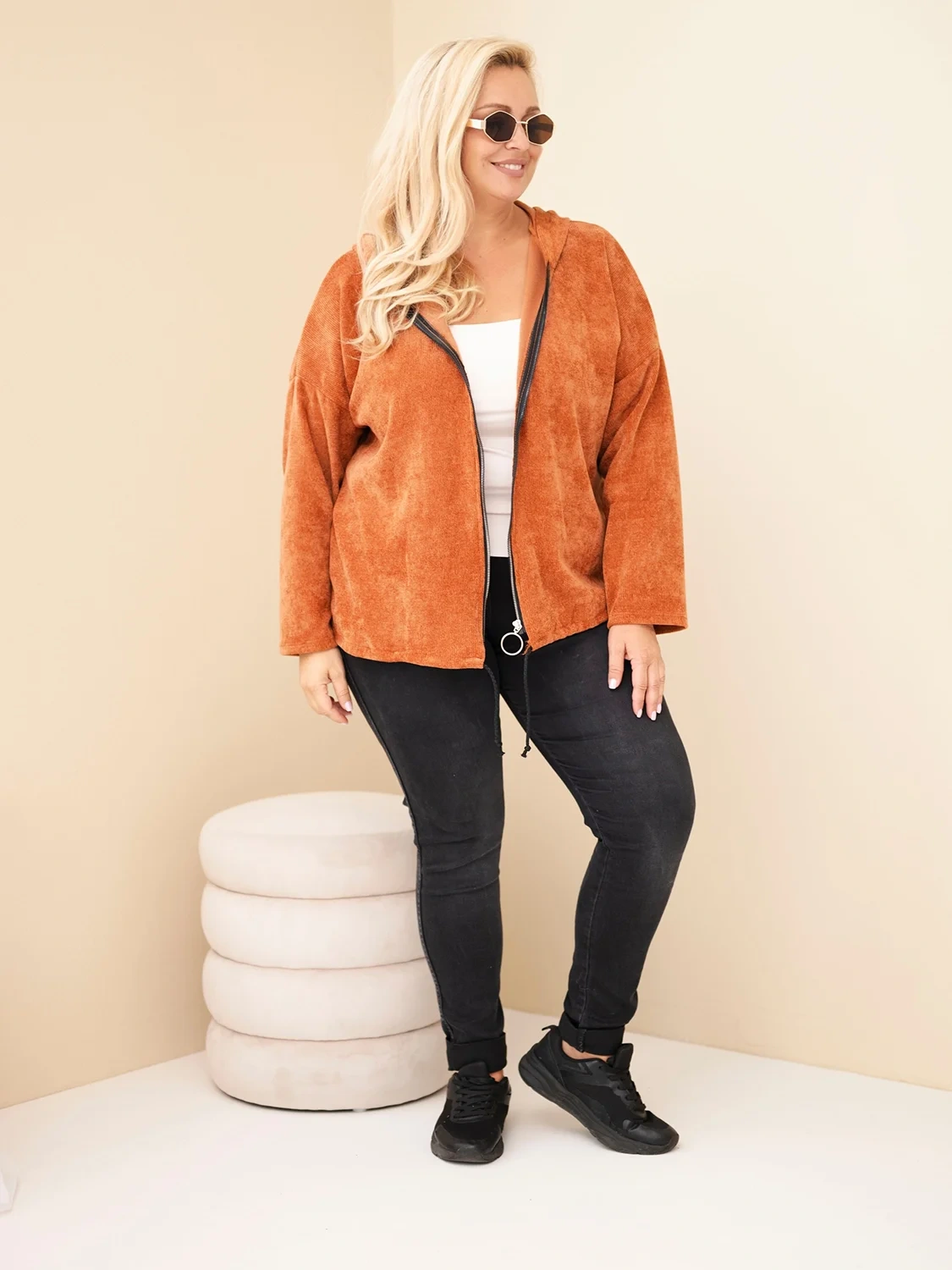  Bluza damska Plus Size sztruksowa z kapturem i zamkiem( r. 46-50)          