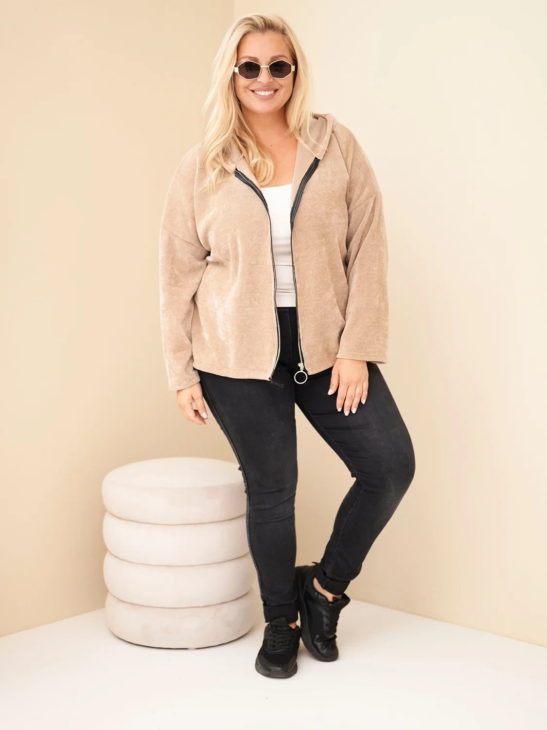  Bluza damska Plus Size sztruksowa z kapturem i zamkiem( r. 46-50)           