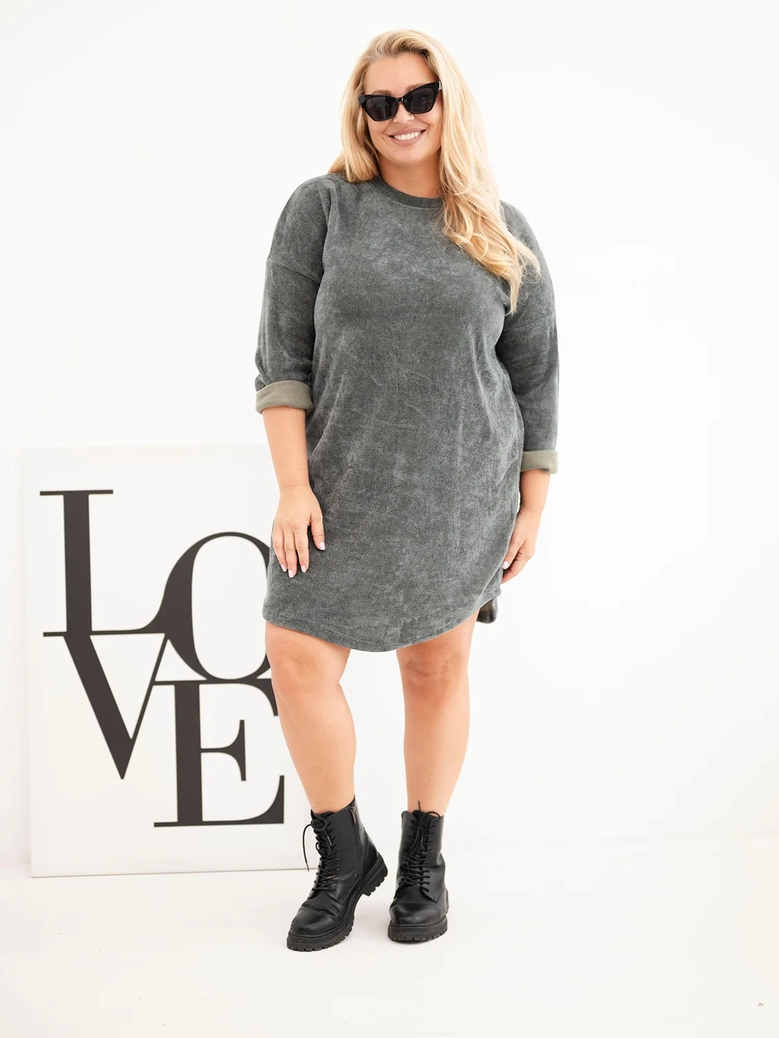Sukienka damska Plus Size sztruksowa o luźnym kroju ( r. 46-50)       