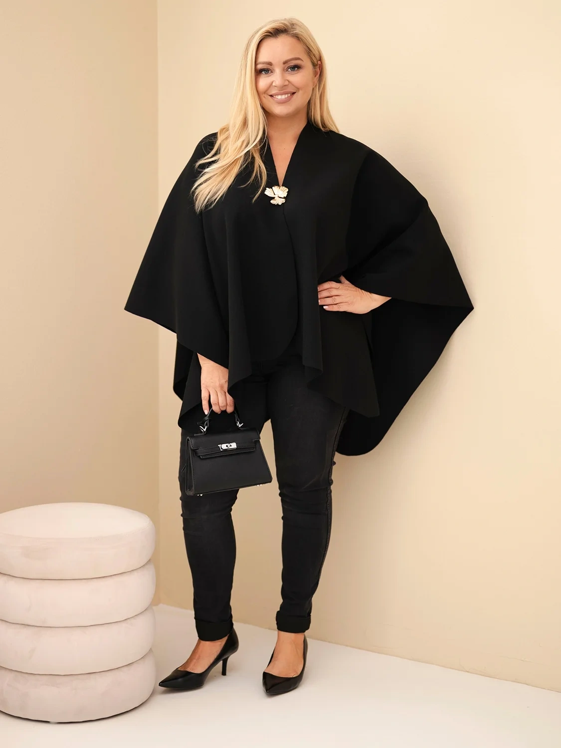 Narzutka damska ponczo Plus Size z broszką – elegancka narzutka oversize ( r 46-60) 