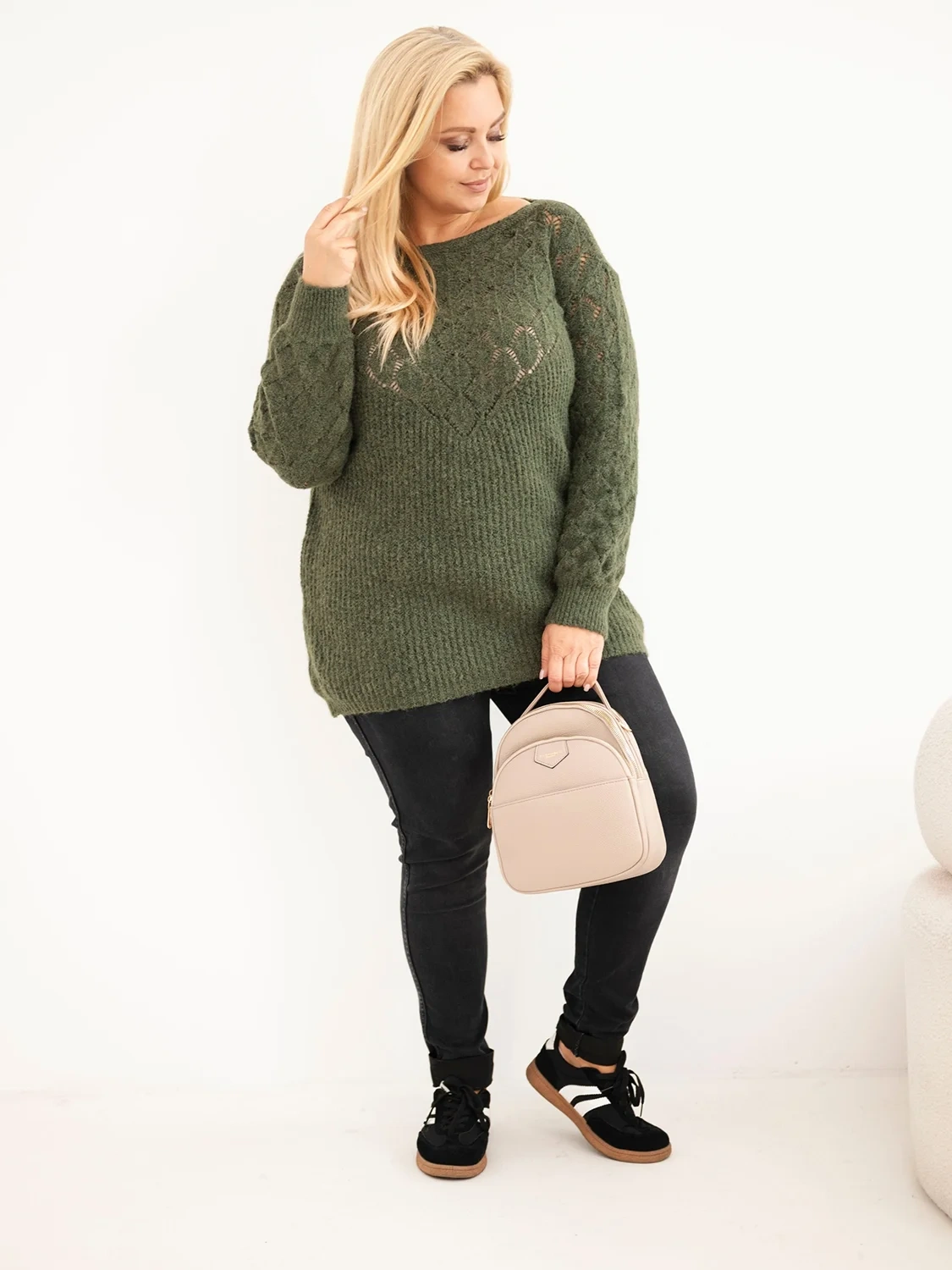 Sweter damski Plus Size z ażurowym wzorem i wełną – długi sweter 46–50
