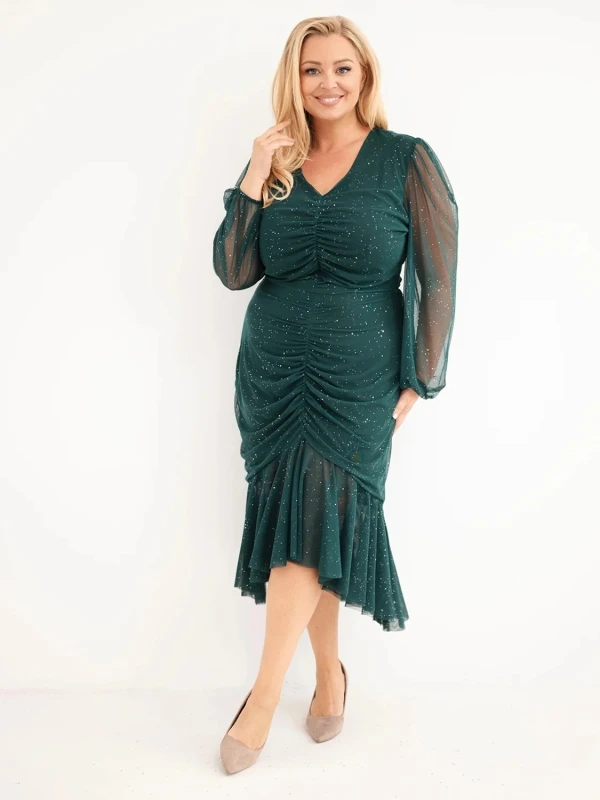 Elegancka sukienka Plus Size midi z marszczeniem i błyszczącymi aplikacjami – rozmiary 44–48