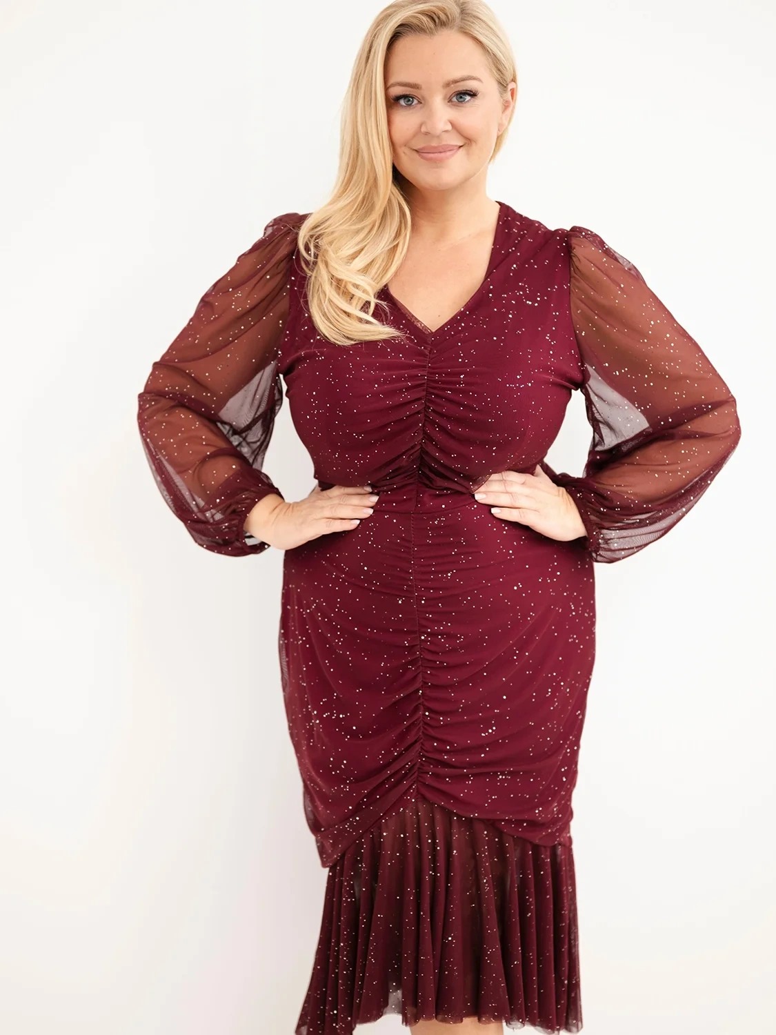 Elegancka sukienka Plus Size midi z marszczeniem i błyszczącymi aplikacjami – rozmiary 44–48 