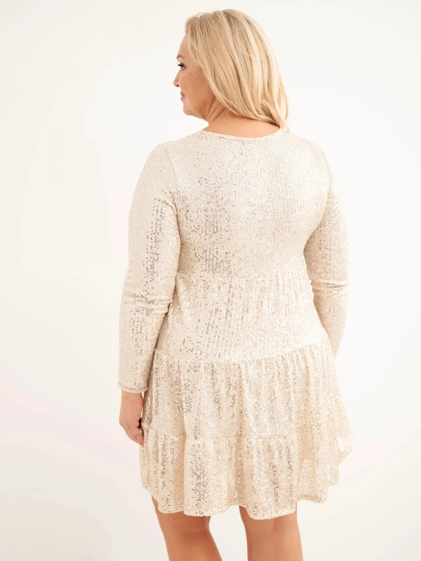Elegancka sukienka tunika Plus Size z cekinami i falbaną – rozmiar 42–46