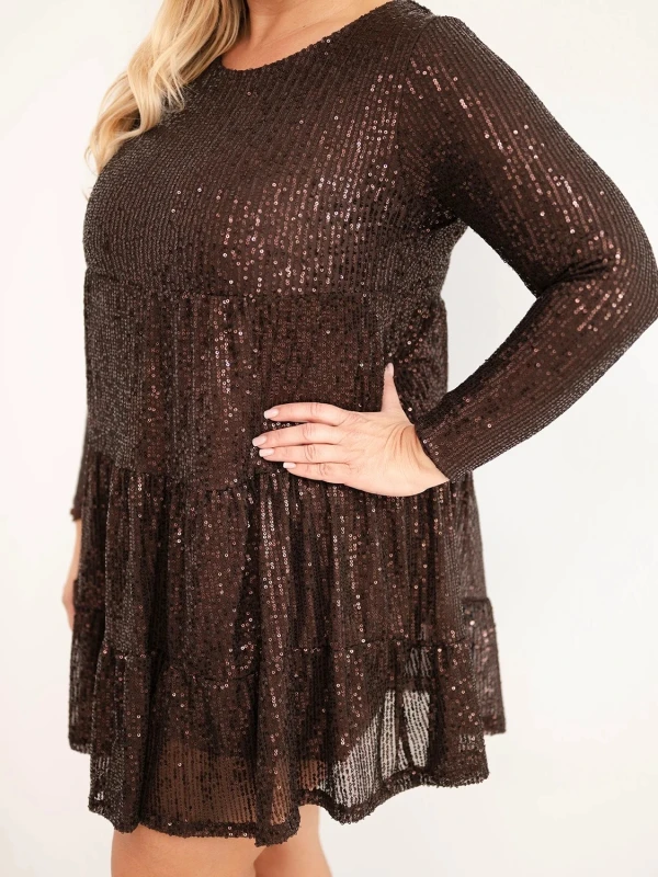 Elegancka sukienka tunika Plus Size z cekinami i falbaną – rozmiar 42–46  