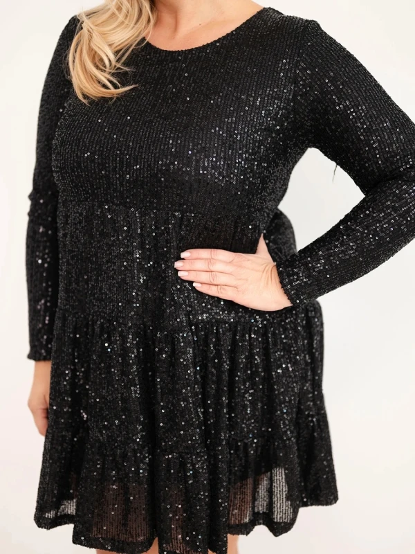 Elegancka sukienka tunika Plus Size z cekinami i falbaną – rozmiar 42–46  