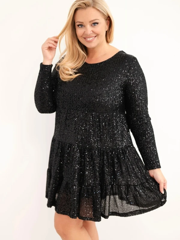 Elegancka sukienka tunika Plus Size z cekinami i falbaną – rozmiar 42–46  