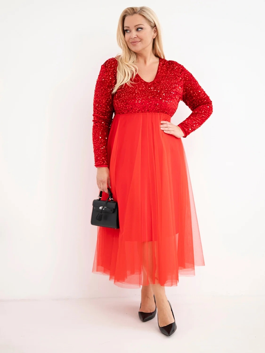 Elegancka sukienka maxi Plus Size z cekinową górą i tiulowym dołem – rozmiar 44–48