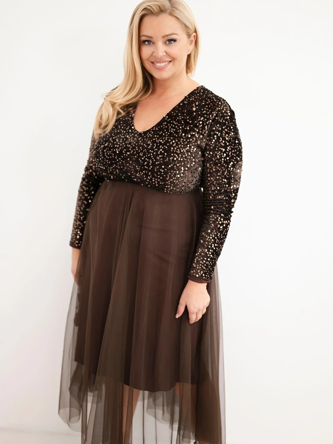 Elegancka sukienka maxi Plus Size z cekinową górą i tiulowym dołem – rozmiar 44–48 