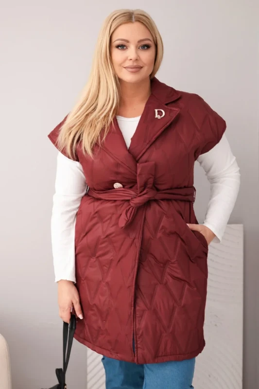 Kamizelka damska Plus Size pikowana z paskiem i kołnierzem –bordo 