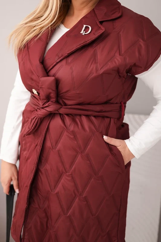 Kamizelka damska Plus Size pikowana z paskiem i kołnierzem –bordo 