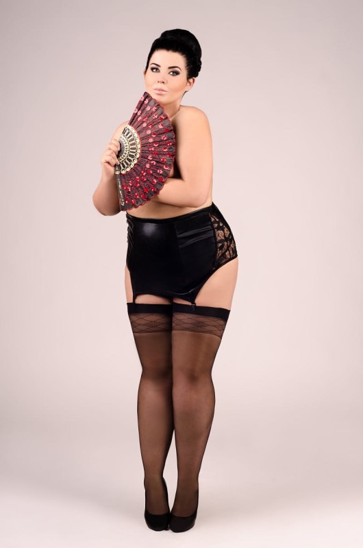 Czarny pas do pończoch plus size z dzianiny wet look z koronką